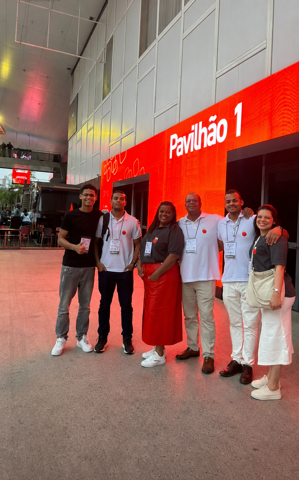 Equipe reunida na marcenaria